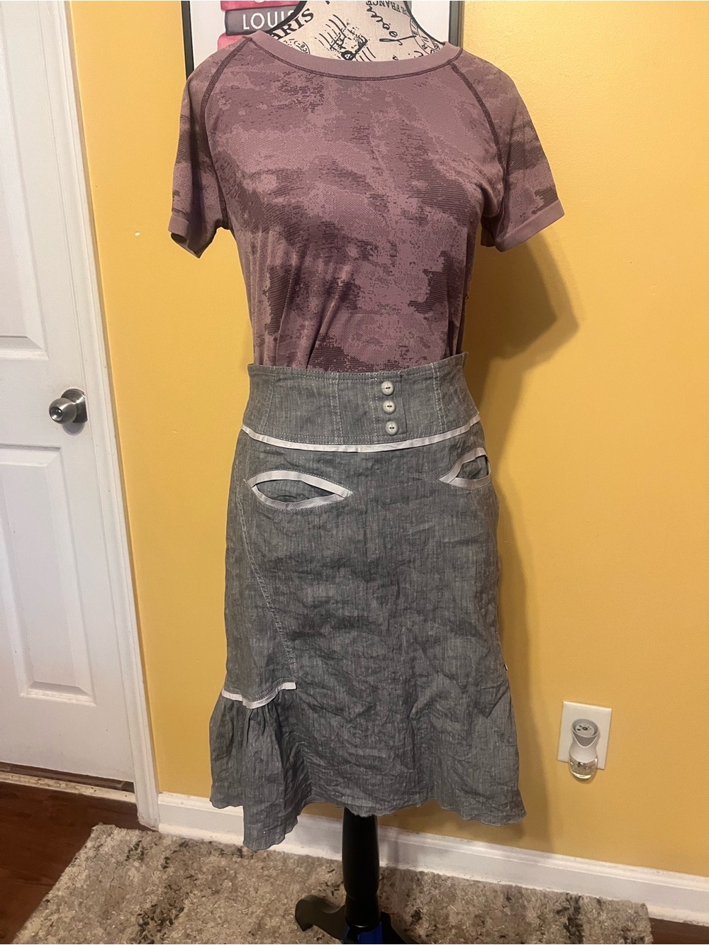 Vintage-Inspired High-Waist Midi Skirt in Gray with Contrast Trim - Picture 6 of 9